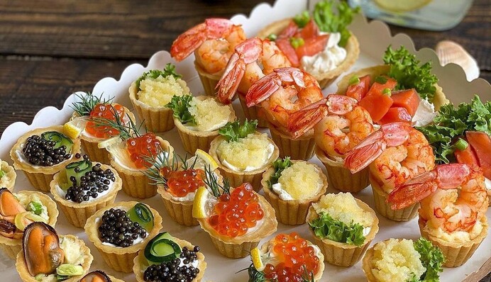 Какую начинку положить в тарталетки на Новый год: вкусные варианты для тех, кто любит рыбу