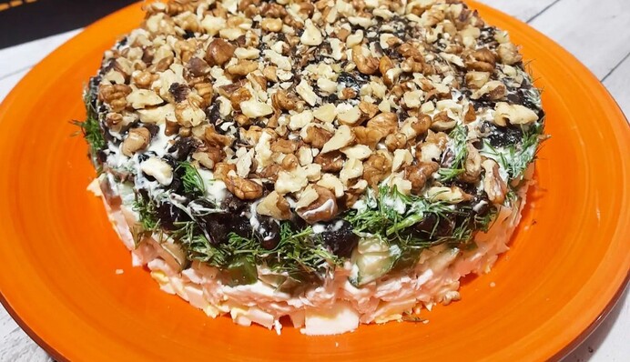 Рецепт салата с черносливом и курицей, который первым исчезнет с вашего праздничного стола