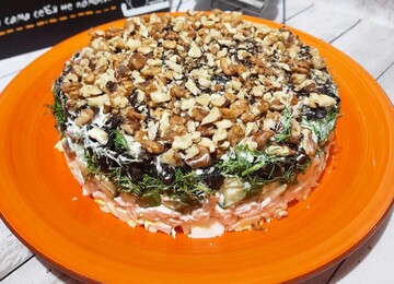 Рецепт салата с черносливом и курицей, который первым исчезнет с вашего праздничного стола