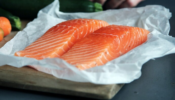 Новогодний салат с семгой – настоящее украшение праздничного стола: как его приготовить