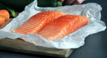 Новорічний салат з сьомгою - справжня окраса святкового столу: як його приготувати