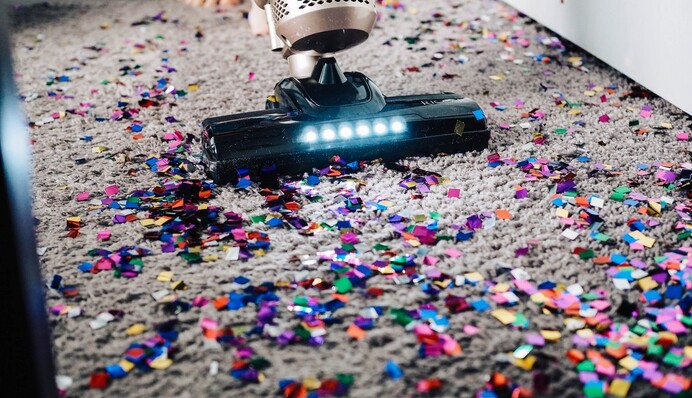 Яке сміття не можна прибирати пилососом: воно може нашкодити техніці