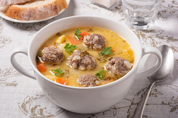 Рецепт сирного супу з фрикадельками - простої страви, яка зробить обід особливим