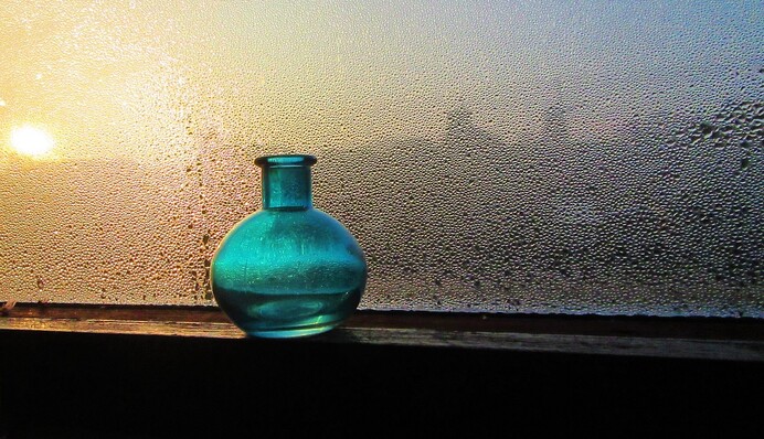 Чем протирать окна, чтобы на них образовывалось меньше конденсата: лайфхак на зиму