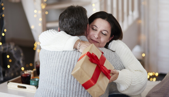 Чим порадувати маму і тата на Новий рік 2024: ідеї приємних та практичних подарунків