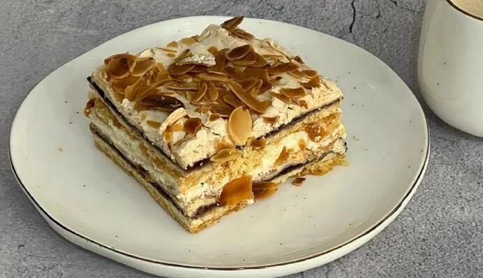 Печется очень просто: как приготовить популярный зимний торт 