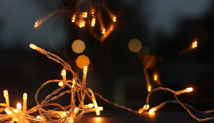 У мережі показали лайфхак з олівцем, який допоможе швидко розплутати гірлянду: відео