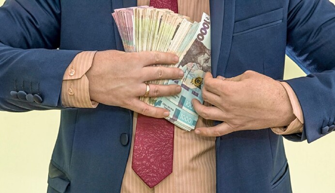 Гидра госслужбы: сколько денег для армии проедают наши чиновники