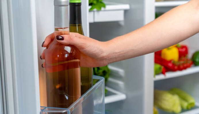 Распространенная и грубая ошибка: эксперт назвал самое худшее место для хранения вина в домашних условиях