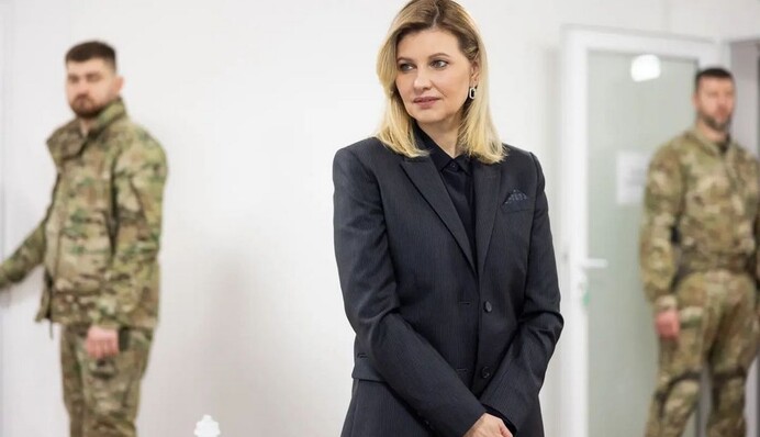 Олена Зеленська в чорному монолуці відвідала медичний заклад у Львові: фото