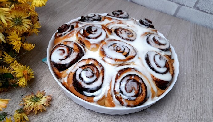 Ароматная выпечка на Рождество: рецепт синнабонов с корицей и сметанной заливкой