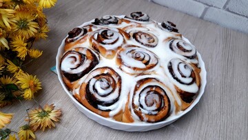 Ароматная выпечка на Рождество: рецепт синнабонов с корицей и сметанной заливкой