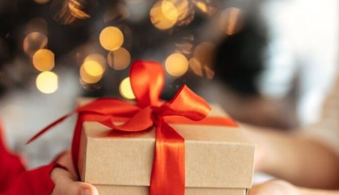 Що подарувати колезі на Новий рік 2024: ідеї універсальних та приємних подарунків