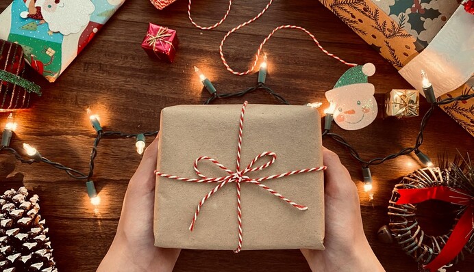 В мережі показали, як красиво упакувати подарунки будь-якої форми: відео