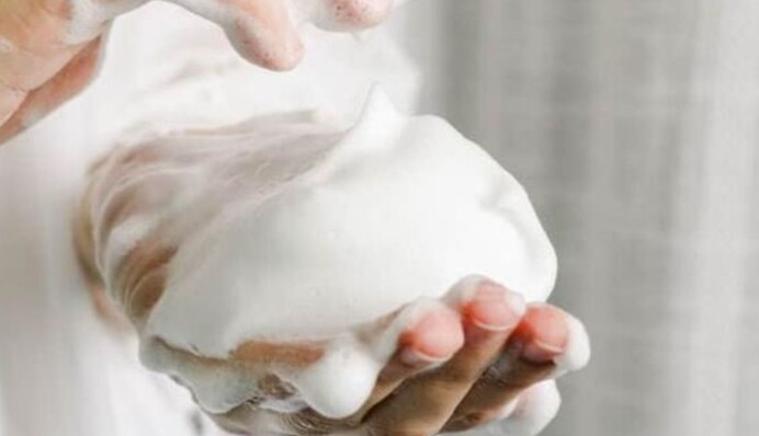 Чистить срібло від чорноти і захищає скло від запотівання: несподівана користь піни для гоління