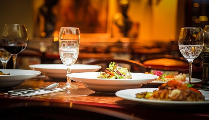 Варто з'їсти якнайшвидше: терміни зберігання салатів, закусок і м'яса після свят