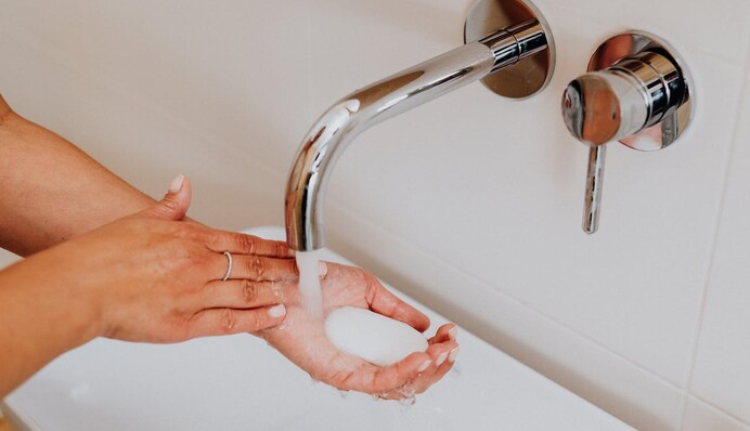 Что будет, если мыть лицо обычным мылом: объяснение эксперта