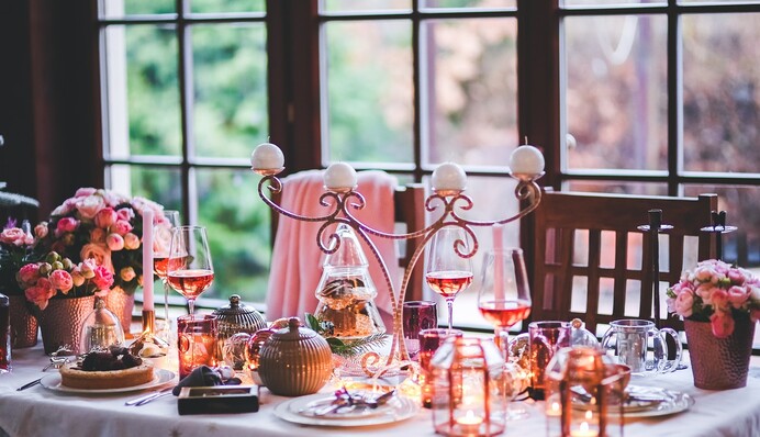 Як відіпрати старі жовті плями на скатертині: зробіть це перед Новим роком-2024