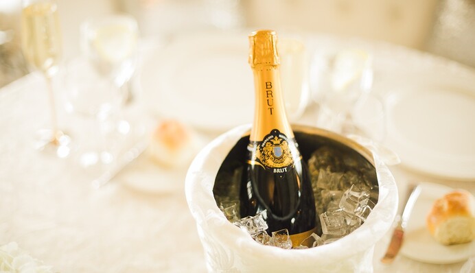 Що робити з відкритою пляшкою ігристого вина, щоб воно довше не видихалося