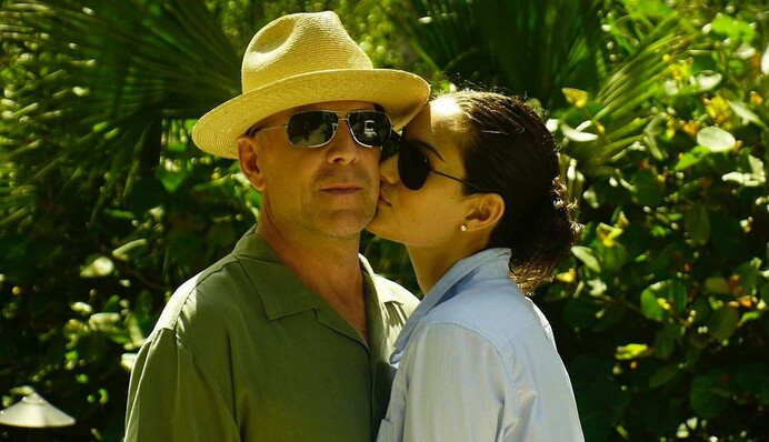 Дружина хворого Брюса Вілліса показала фото з актором у 16-ту річницю їхніх стосунків