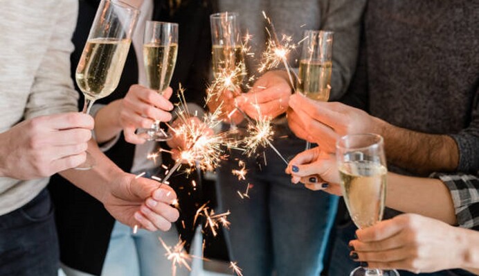 Как поздравить коллег с Новым годом-2024: идеи коротких и метких тостов