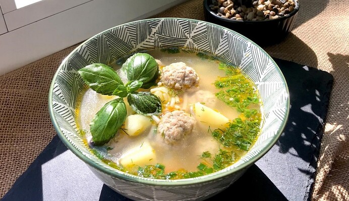 Легкий и полезный рецепт на обед: как приготовить суп с фрикадельками