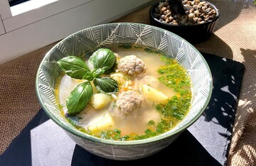 Легкий и полезный рецепт на обед: как приготовить суп с фрикадельками