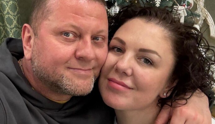 Валерий Залужный поздравил украинцев с Новым годом-2024 и показал праздничное фото с женой