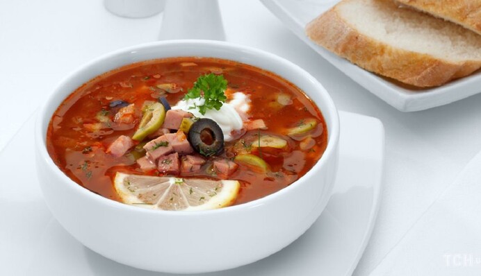 Приготовьте из мяса, которое осталось после праздников: простой рецепт сборной солянки