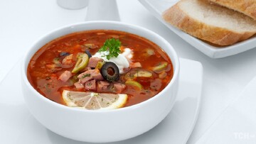 Приготовьте из мяса, которое осталось после праздников: простой рецепт сборной солянки