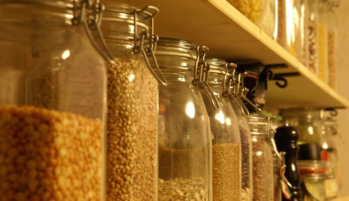 Как избавиться от моли на кухне: опытные хозяйки используют эти средства