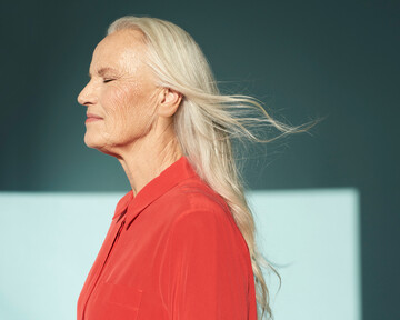 Стилисты рассказали, какие прически подчеркивают старение: их советуют избегать после 50 лет