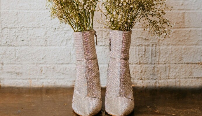 Не нужно стирать и мочить: как быстро почистить обувь от неприятного запаха