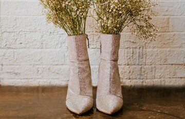 Не нужно стирать и мочить: как быстро почистить обувь от неприятного запаха