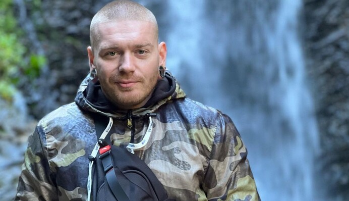 Где сейчас певец Александр Кривошапко, который в начале полномасштабной войны волонтерил в Украине