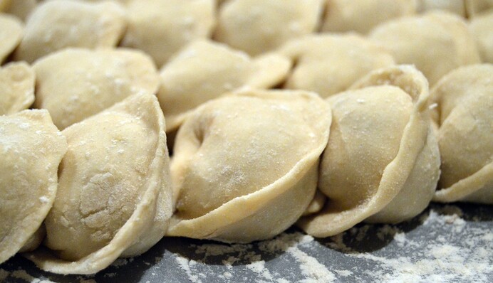 Как приготовить упругое и эластичное тесто на пельмени, которое не прилипает к рукам