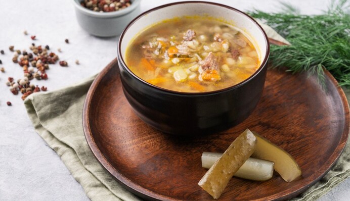 Як варити розсольник з перловкою та солоними огірками: традиційний рецепт