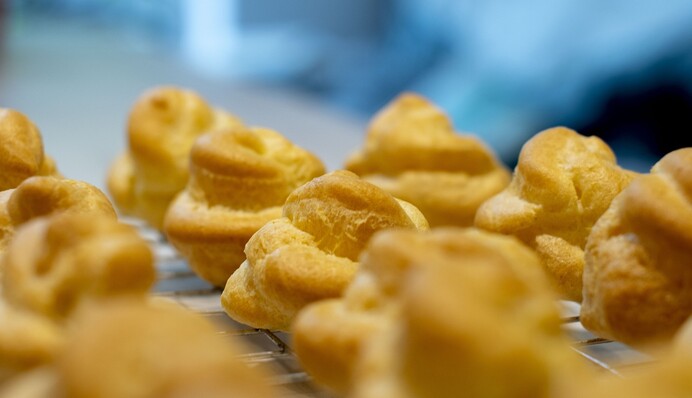 Как приготовить профитроли – заварные пирожные, которые можно начинить любым кремом