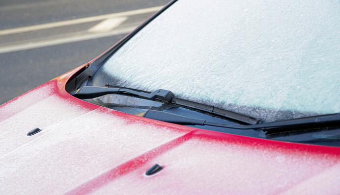 Популярний лайфхак для очищення лобового скла від льоду може серйозно його пошкодити