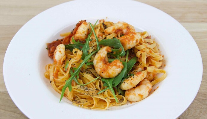 Вкусно, как в ресторане: простой рецепт пасты с креветками в сливочном соусе