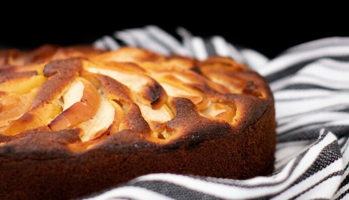 Рецепт простого яблочного пирога без духовки: его приготовление занимает минимум времени