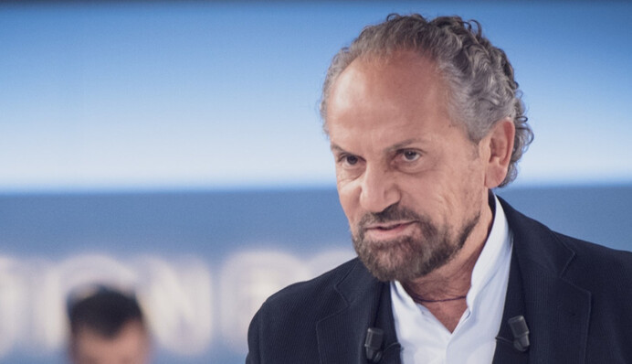 Выехал из Украины и исчез из эфиров: что стало с журналистом Савиком Шустером