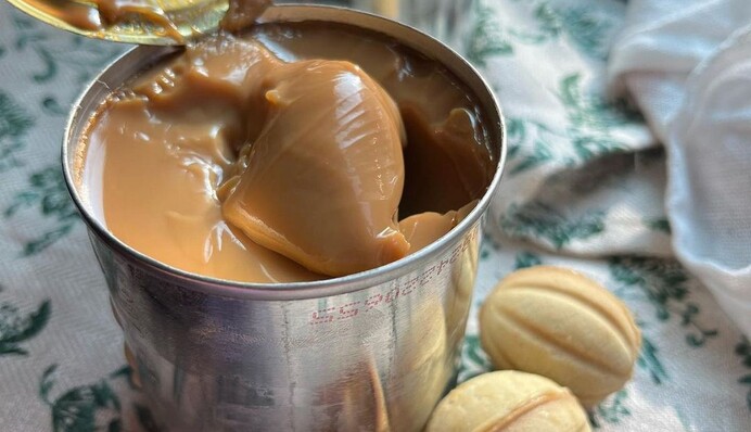 Вареная сгущенка - вкусная начинка для десертов: как ее сварить в металлических банках