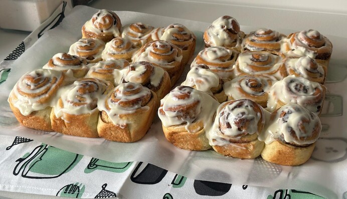Простой рецепт ароматных синнабонов: как приготовить булочки с корицей в сметанной заливке