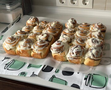 Простой рецепт ароматных синнабонов: как приготовить булочки с корицей в сметанной заливке