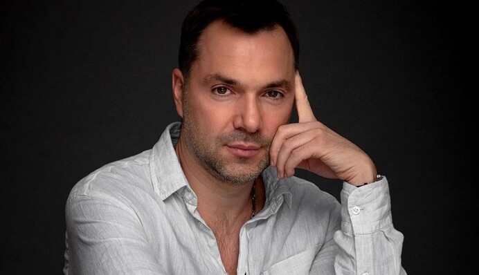 Арестович у США похвалився заробітком і розповів, як навчає мільярдерів 