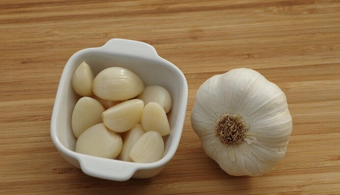 Шеф-повар подсказал необычный лайфхак для долгого хранения чеснока в холодильнике