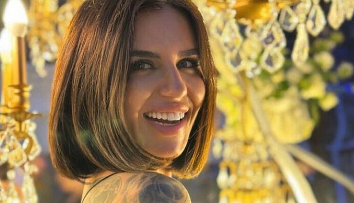 Блогерша Алхим на аллее погибших Героев записала веселое видео под российскую песню