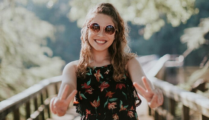 Могут влюбить в себя кого угодно: астрологи назвали самые очаровательные знаки Зодиака