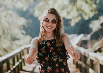 Могут влюбить в себя кого угодно: астрологи назвали самые очаровательные знаки Зодиака